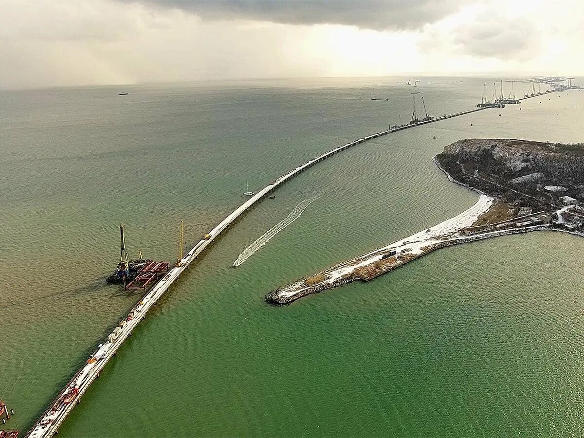 Виндгуру керченский пролив. Крымский мост керченский пролив. мост через керченский пролив из космоса. керченский пролив с высоты птичьего полета. керченский пролив вид сверху.