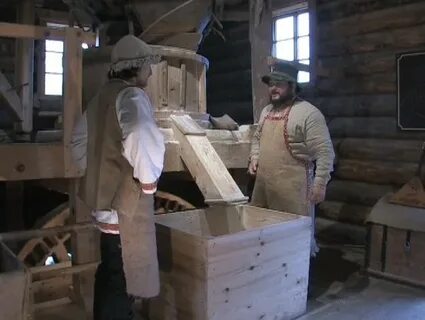 Мельница мелет