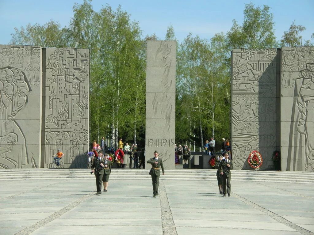 вечный огонь новосибирск монумент славы. ленинский район новосибирск монумент славы. монумент славы кратко. аллея героев у монумента славы новосибирск. достопримечательности новосибирска монумент славы.