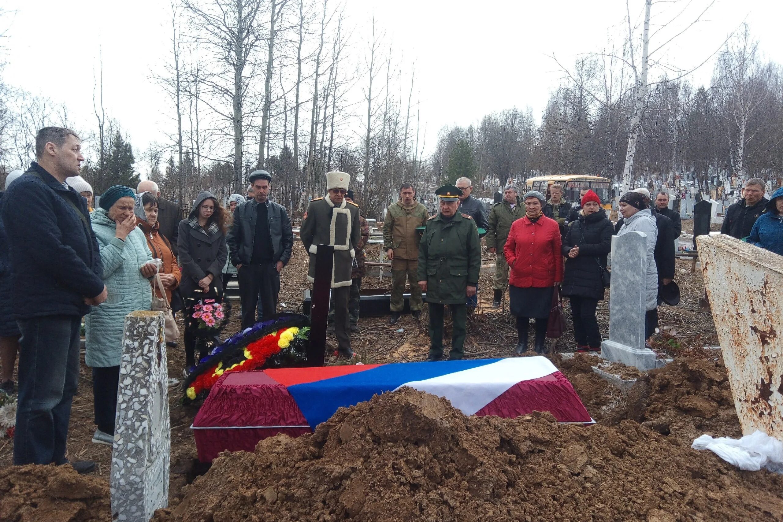 Сколько детей погибло на сво. Могилы детей. Фото могилы.