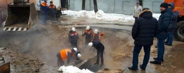 Липецк прорыв теплотрассы. Прорыв теплосети. работники тепловых сетей. прорыв теплотрассы проспект славы 2015 год. прорыв теплотрассы на универсаме.