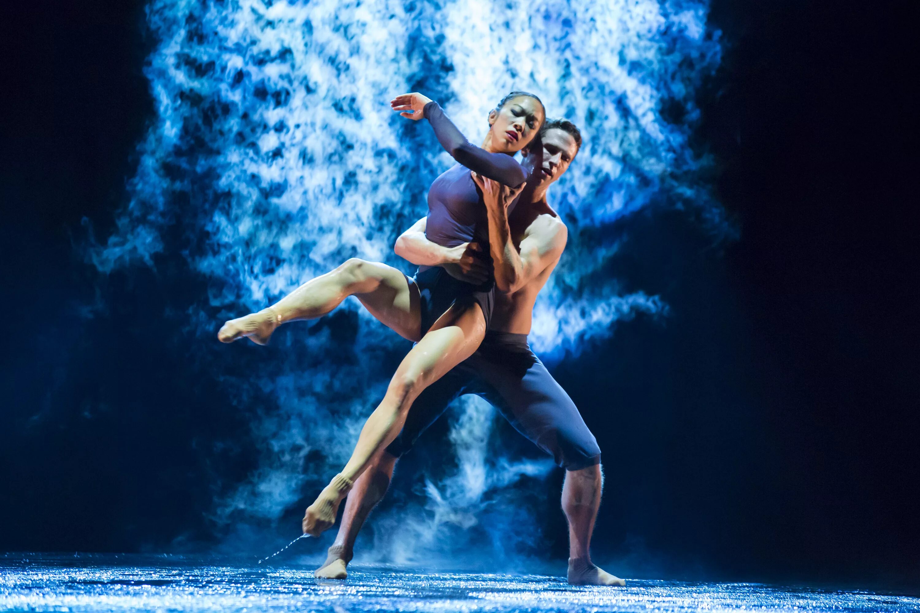 Хореография для детей. Контемпорари танец. Красивая девушка танцует. Les mills sh'bam. Т/и девушка.