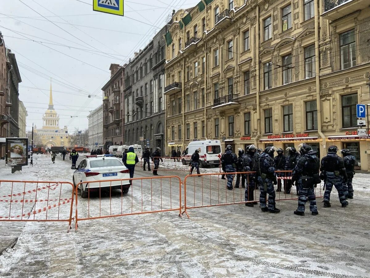 Какая сегодня в спб. Полиция на Невском проспекте Санкт-Петербург. Центр Питера. Петербург сейчас.