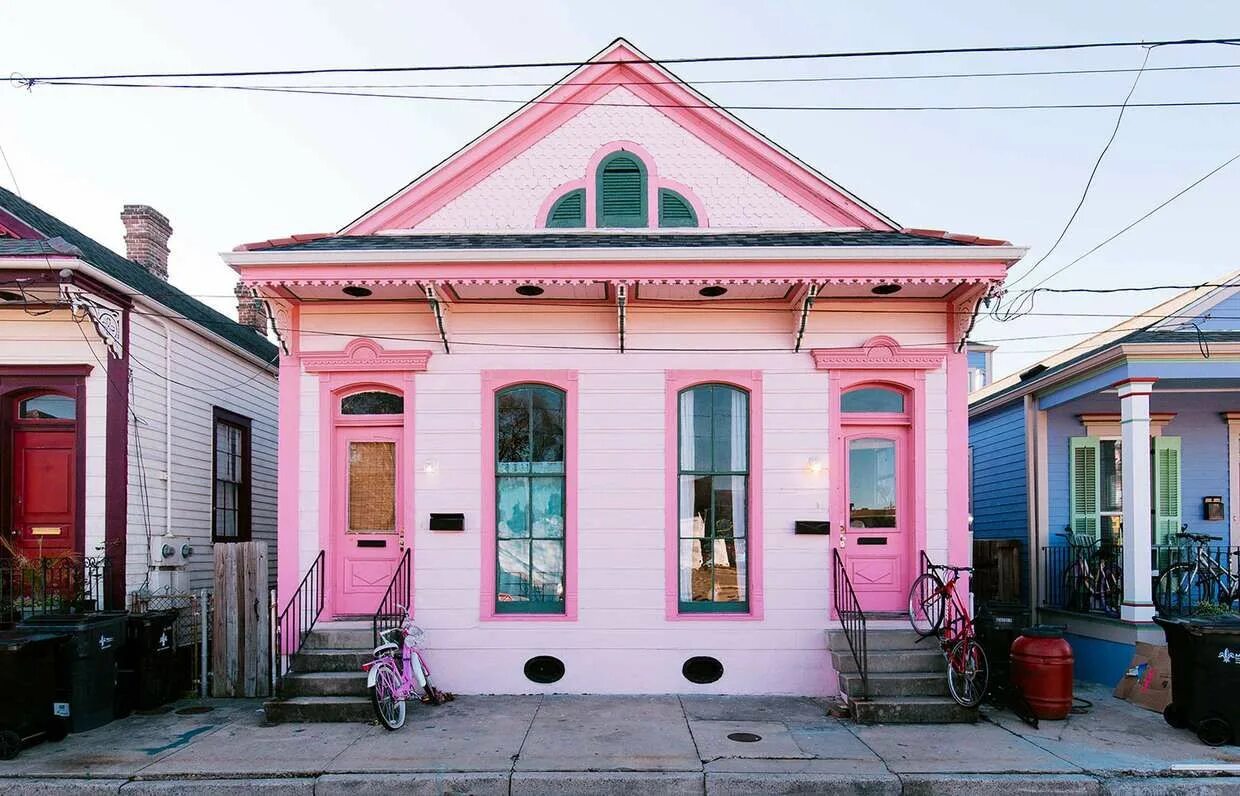 Дом с цветами розовый. Розовый дом. Розовый домик. Розовый фасад дома. Розовые фасады домов.