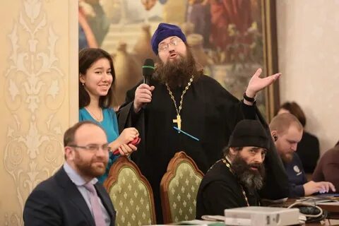 Целует руку священнику