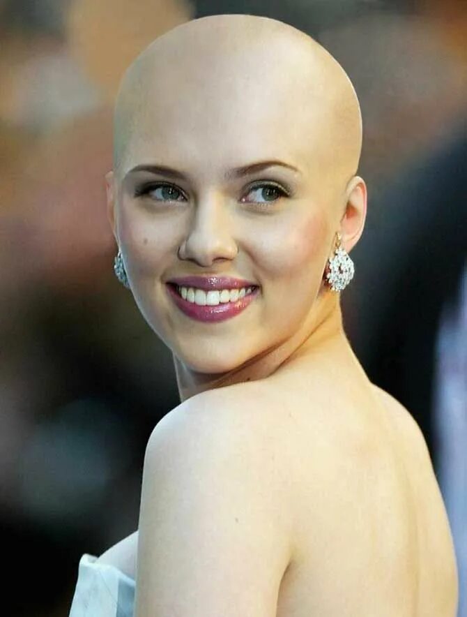 Певицы налысо. Наташа уайтман лысая. Керри уэллис лысая. Наташа уайтман лысая. Миа бойко подстриглась налысо.