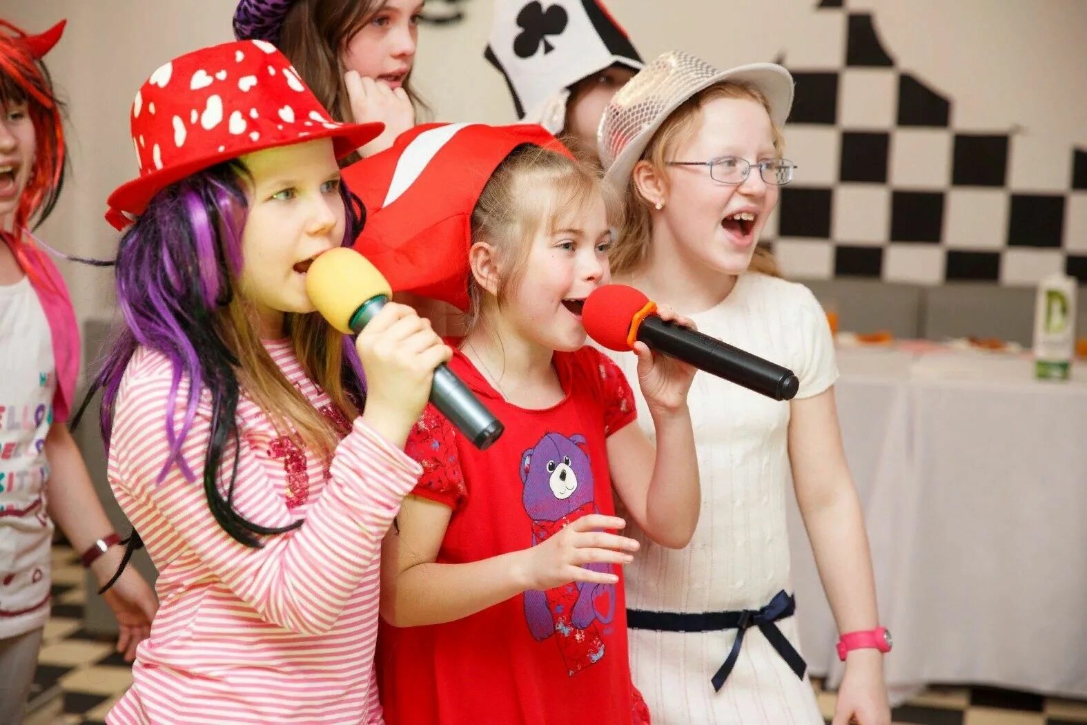 Карбункер персонаж детского телешоу и миг по орляндии. Дети поют. Шоу поют дети. Дети поют в караоке. Шоу поют дети.