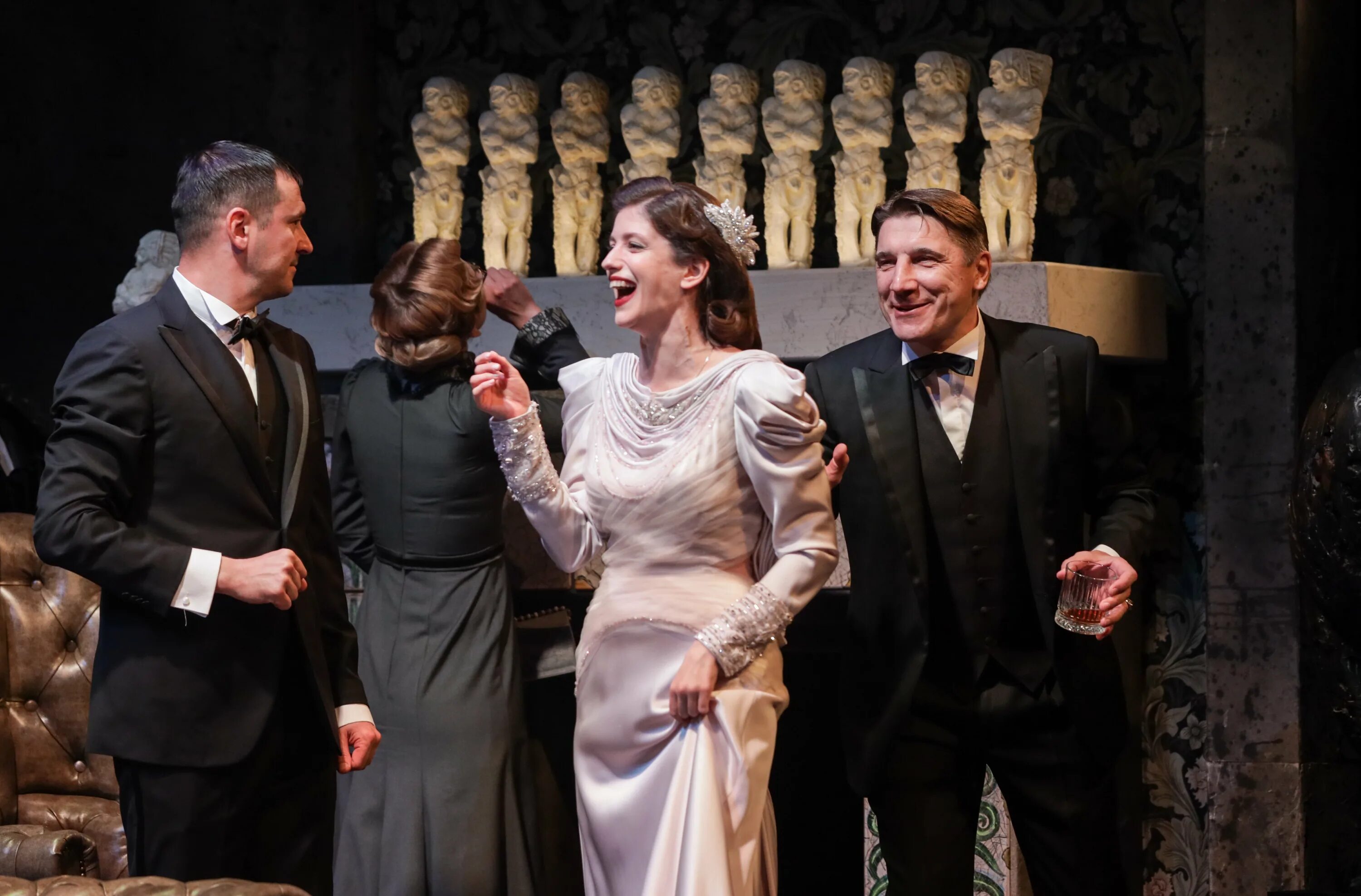 театр олега табакова машков. табакерка театр сцена на сухаревской. московский театр олега табакова 2022. и никого не стало спектакль. и никого не стало спектакль табакерка.