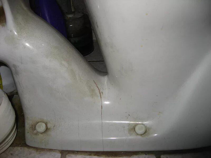 Крышка от бачка унитаза. Трещина на раковине. Клей для керамической раковины. Клей для крепления унитаза. Демонтаж унитаза.