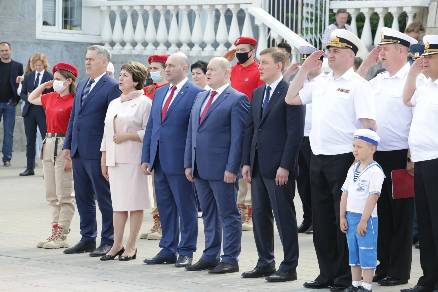 Что с севастополем сейчас. Севастополь патриотическая столица России. Развожаев прибыл губернатором Севастополя. Разважаев возложение цветов в Севастополе. 12 Июня Севастополь.