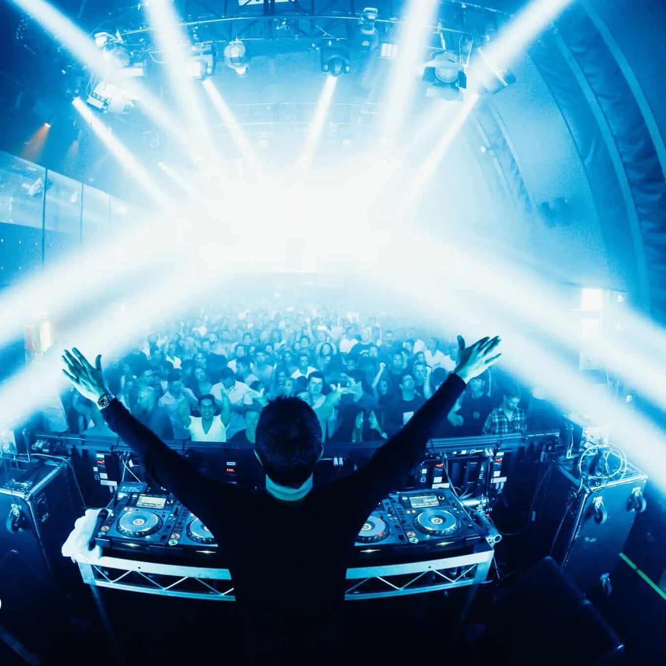 Глобал диджей. Шульц диджей. markus schulz за пультом. девушка dj за пультом. панорама dj go.