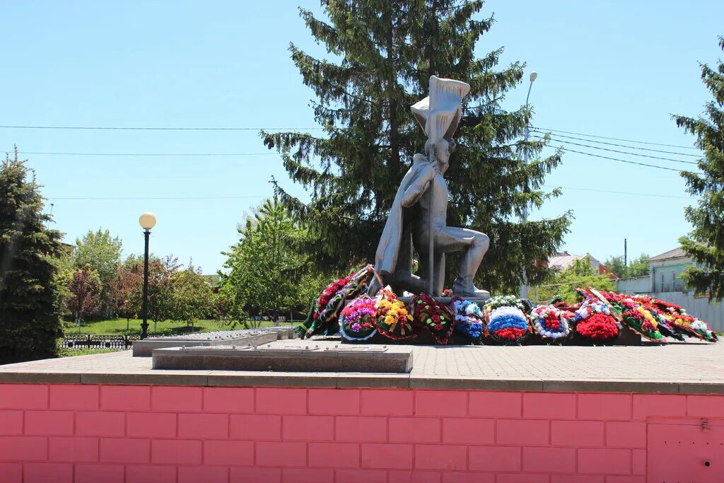 П волоконовка белгородской. Памятники в Волоконовке Белгородской области. Волоконовка Братская могила. Курочкин герой советского Союза Волоконовка. Вечный огонь в Волоконовке.