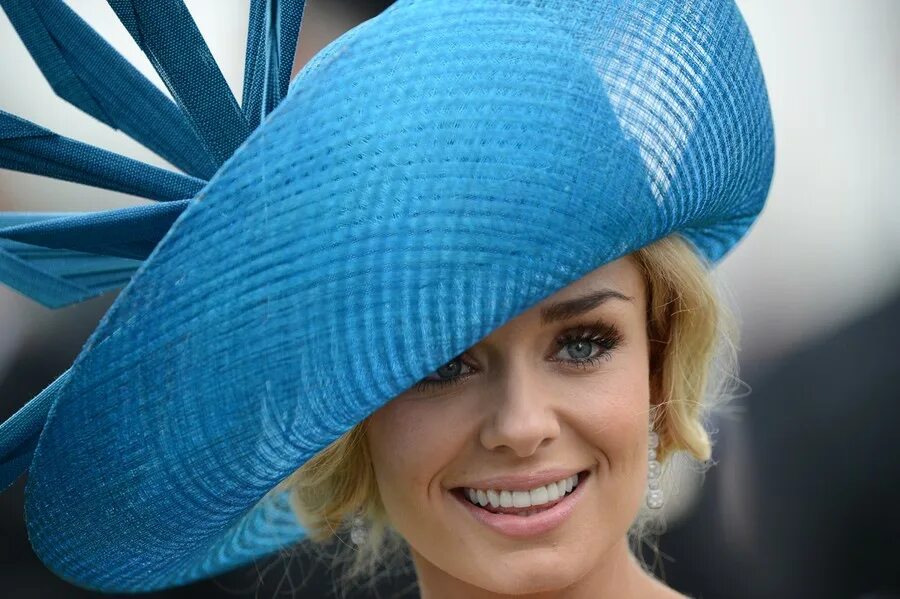 темно-синие шляпки. шляпа с шипами. шапка синяя резервед. модные шляпки зимние. голубая шляпка.