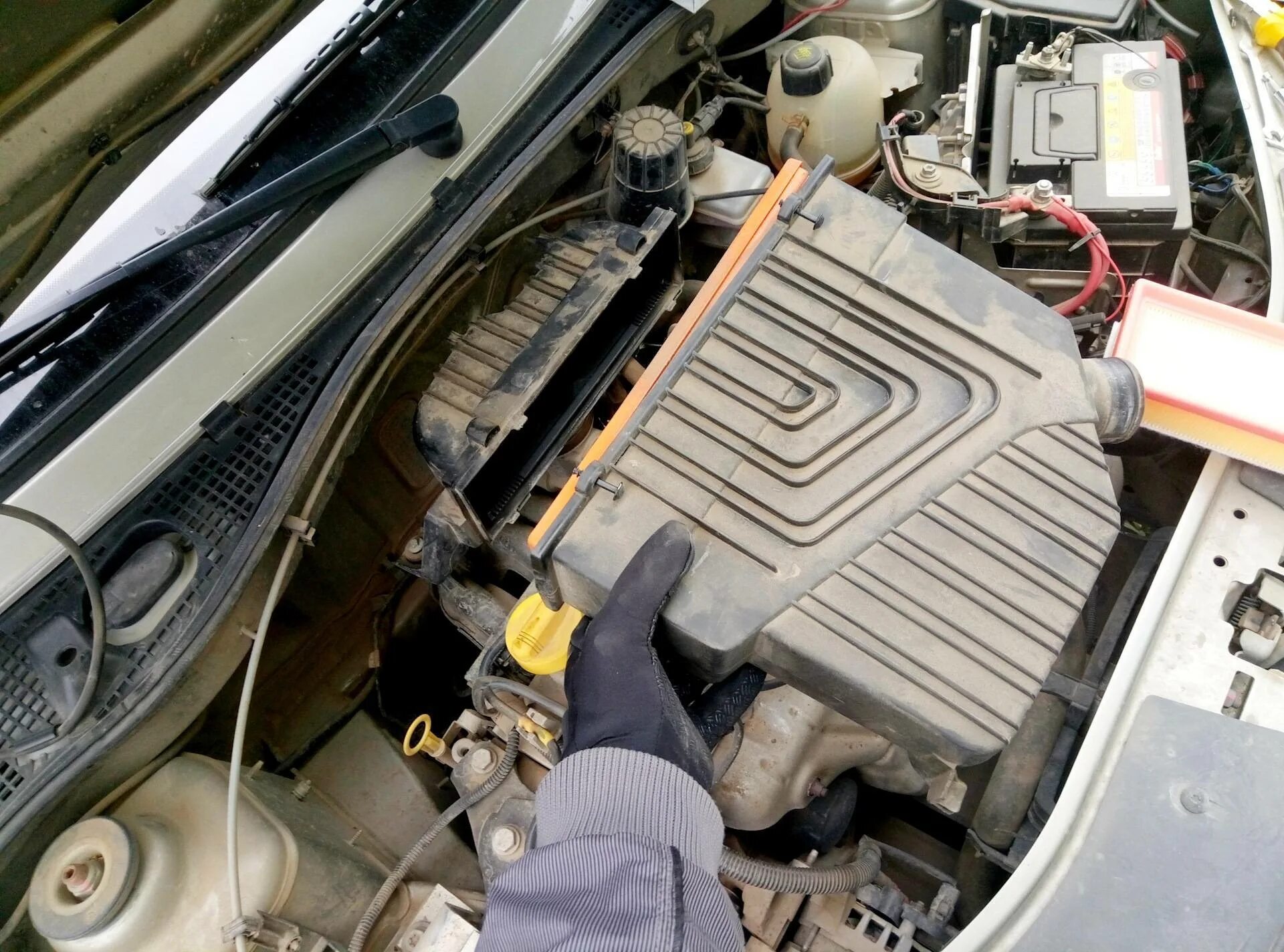 Воздушный фильтр ямаха р1. Как правильно стоит воздушный. 6. Воздушный фильтр уаз буханка 409 двигатель. Воздушный фильтр лада ларгус 16 клапанов лада.