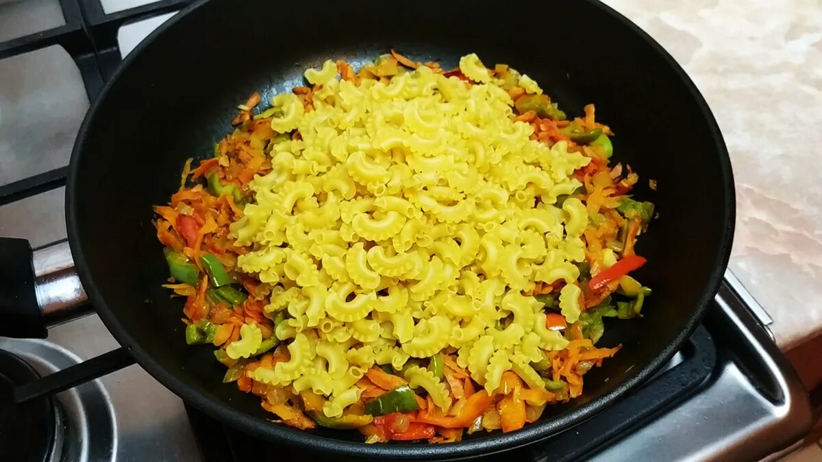 Спагетти с овощами на сковороде. Макароны на сковородке. Спагетти с овощами в сковородке. Макароны тушеные в сковороде.