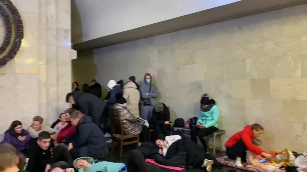 Харьков люди прячутся в метро. Метро Харькова 2023. Напуганные люди в очереди. Телеграм харьков на самом