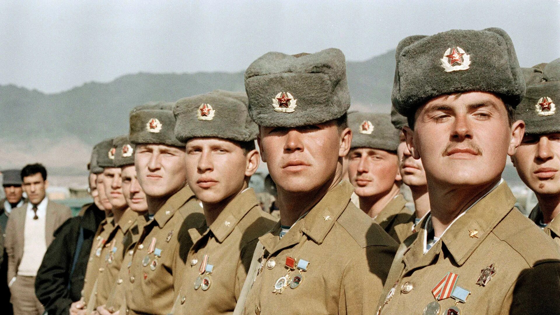 Офицер советской армии. Советские войска в 70. Советские войска в 70. Вооруженные силы советской армии. Операция дунай 1968 вдв.