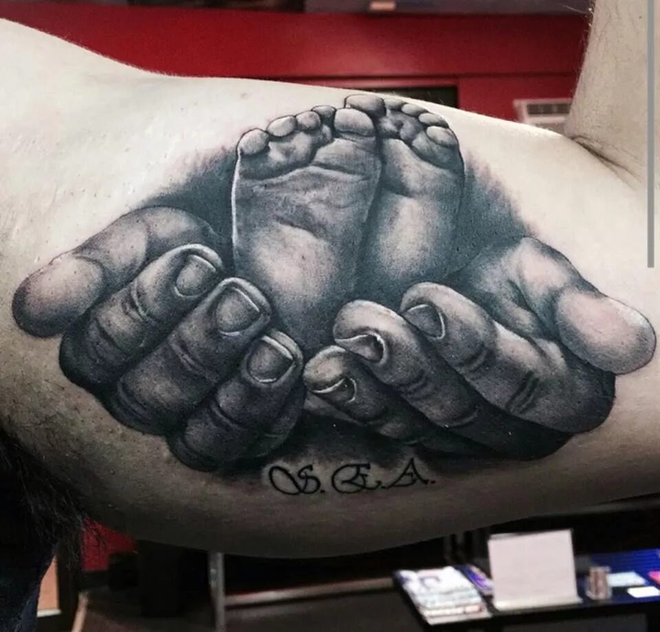 Семейные тату для мужчин. Семейное тату. Тату папа и дочь эскизы. Тату с детьми для папы. Татуировки мужские на руке со смыслом.