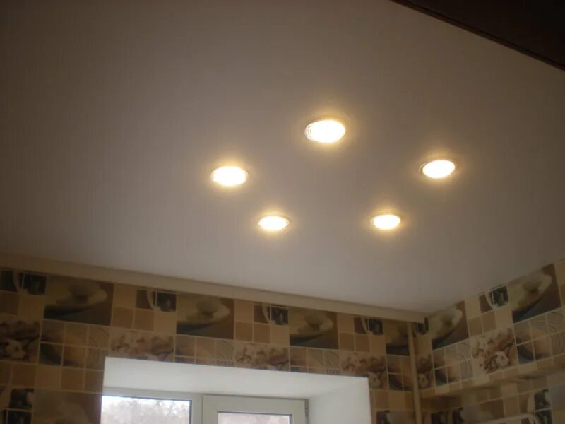 расположение светильников на натяжном потолке. светильники для натяжных потолков светодиодные. точечные светильники для потолков. натяжной 5 светильников. люстра на потолке.