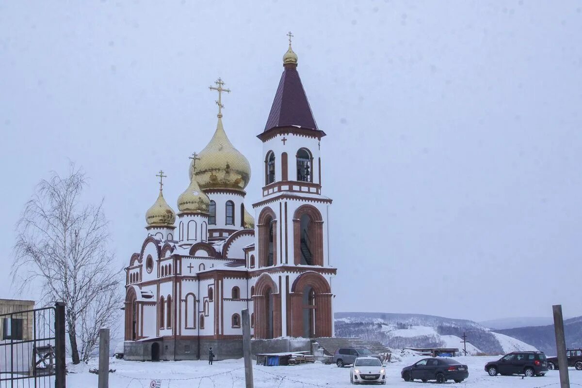 Храм в академгородке красноярск. Церковь на свердловской красноярск. Храм рождества христова красноярск. Храм рождества христова красноярск внутри. Церковь новомучеников красноярск академгородок.