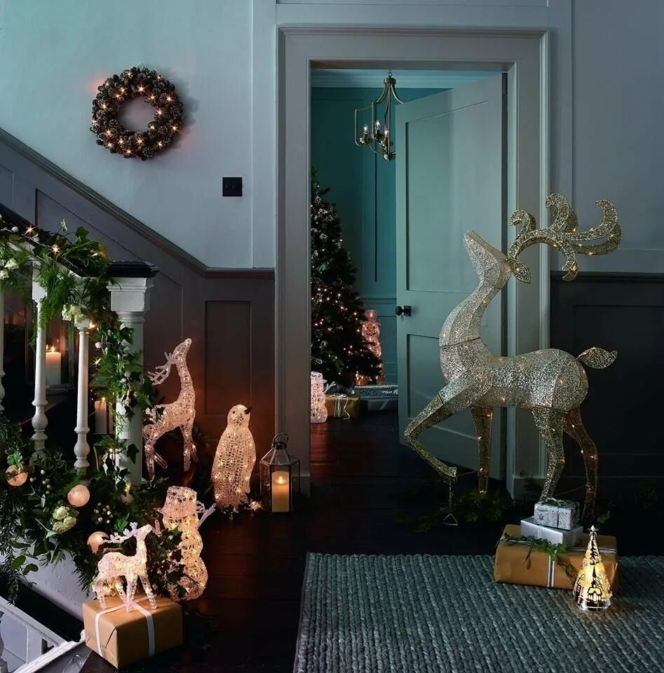 Как современно украсить дом. Новогоднее украшение кухни. Как современно украсить дом. Новогодний декор входной группы. Дизайнерский новогодний декор.