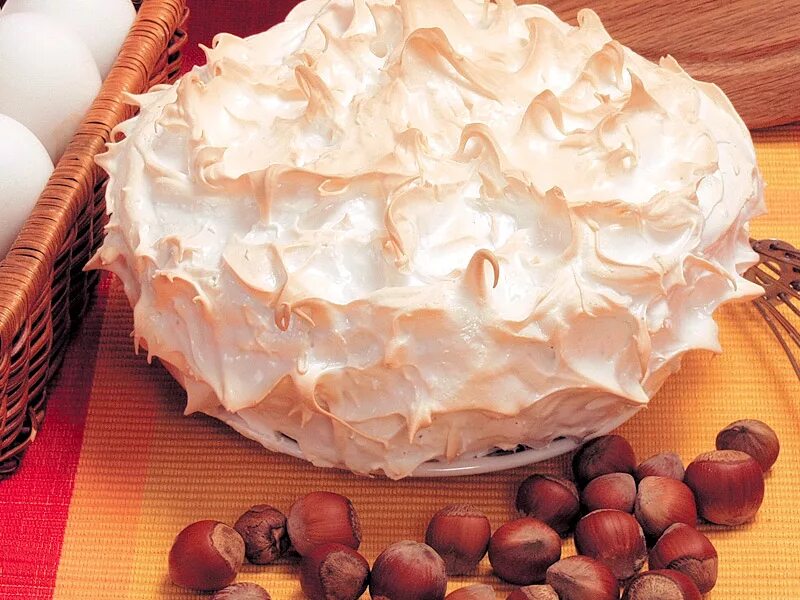 Торт бисквитно кремовый. Тарты с бедковым кремом. Белковый крем для торта. Украшение торта белковым кремом. Песочный торт пешт.