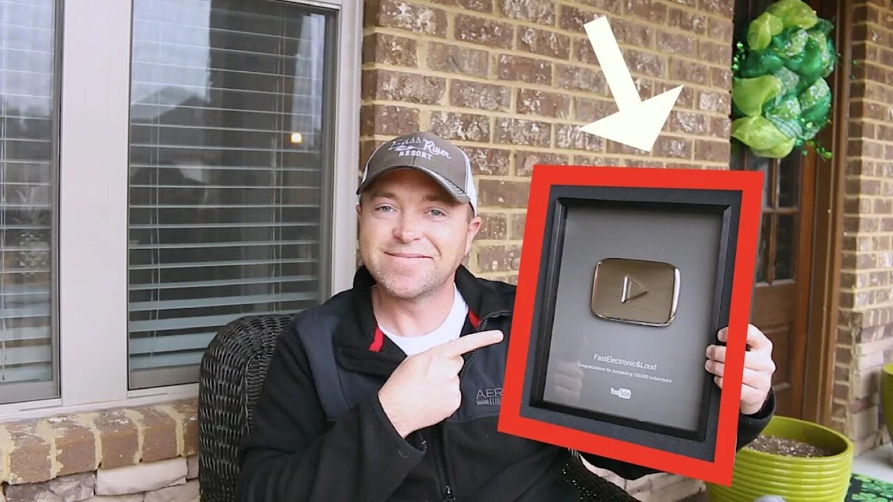 Мод на кнопки ютуба. Кнопка ютуба. изумрудная кнопка ютуба. silver play button 2011. silver play button 2014.