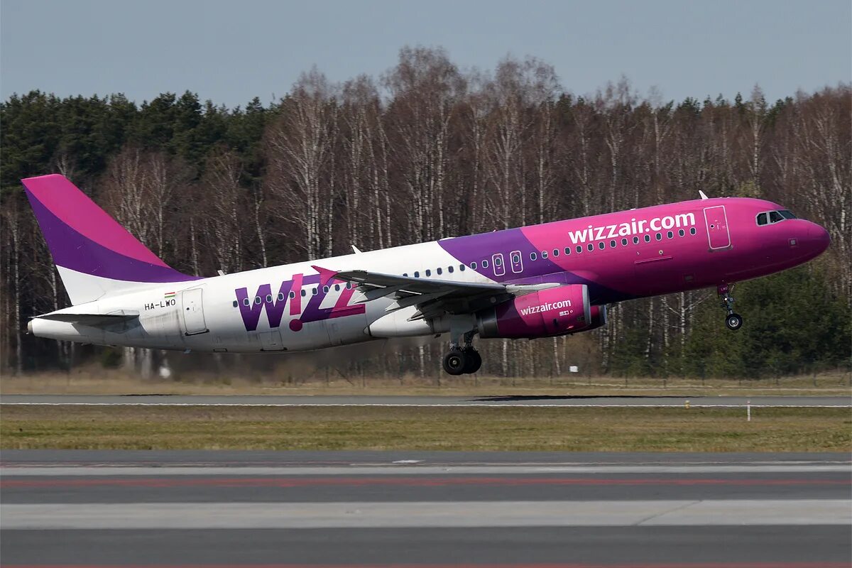 Wizzair москва. Wizz Air a320. Airbus a320 Wizz Air. Airbus a320-232. Wizz Air салон самолета.