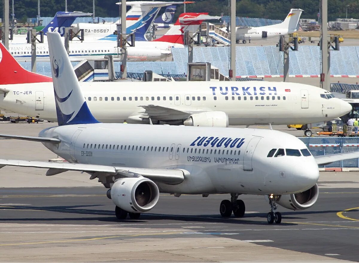 Armenia airlines. Боинг 737 Armenia Airways. Armenia Airlines a320. Airbus a321 Armenian Airlines. Armenia Airways Боинг 737-500.