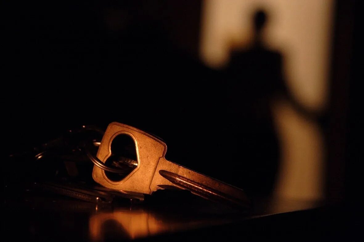Ключи кидай. Ключи на столе. Ключ от сердца. Ключ от двери. Ключи от дома на столе.