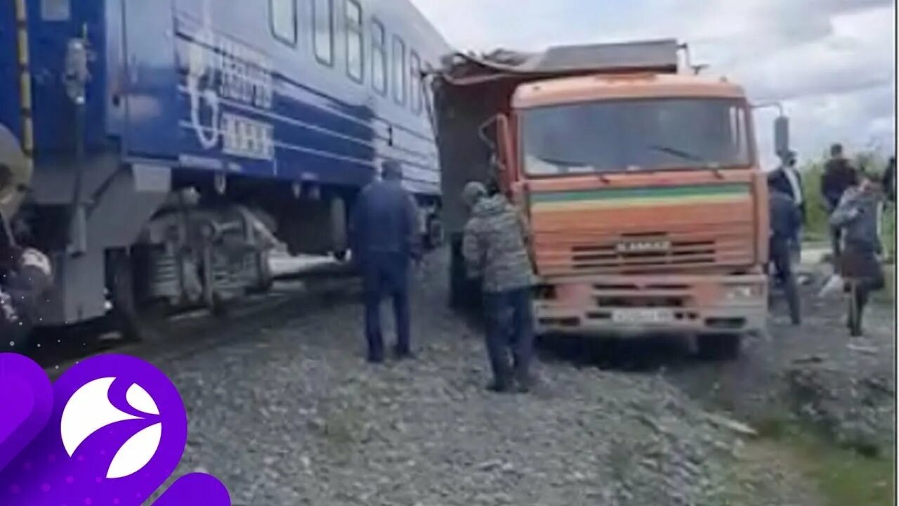 Водитель грузовика столкнувшегося с поездом. Столкновение с тепловозом. Водитель грузовика столкнувшегося с поездом. Поезда индонезии. Поезд тягач.