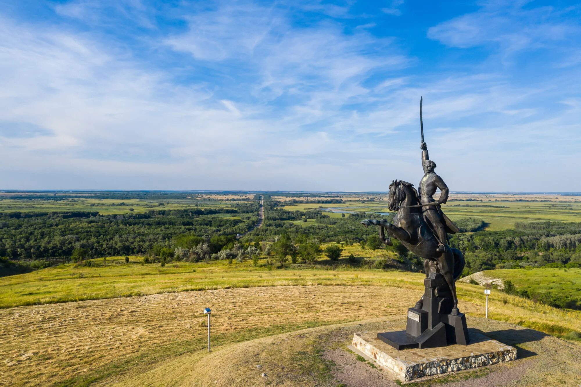 Волгоградская область краснодарский край. Памятник Донскому казачеству Кумылженский район. Памятники Алексеевской Волгоградской области. Природные памятники Волгограда. Парк Нижнехоперский Волгоградская область.