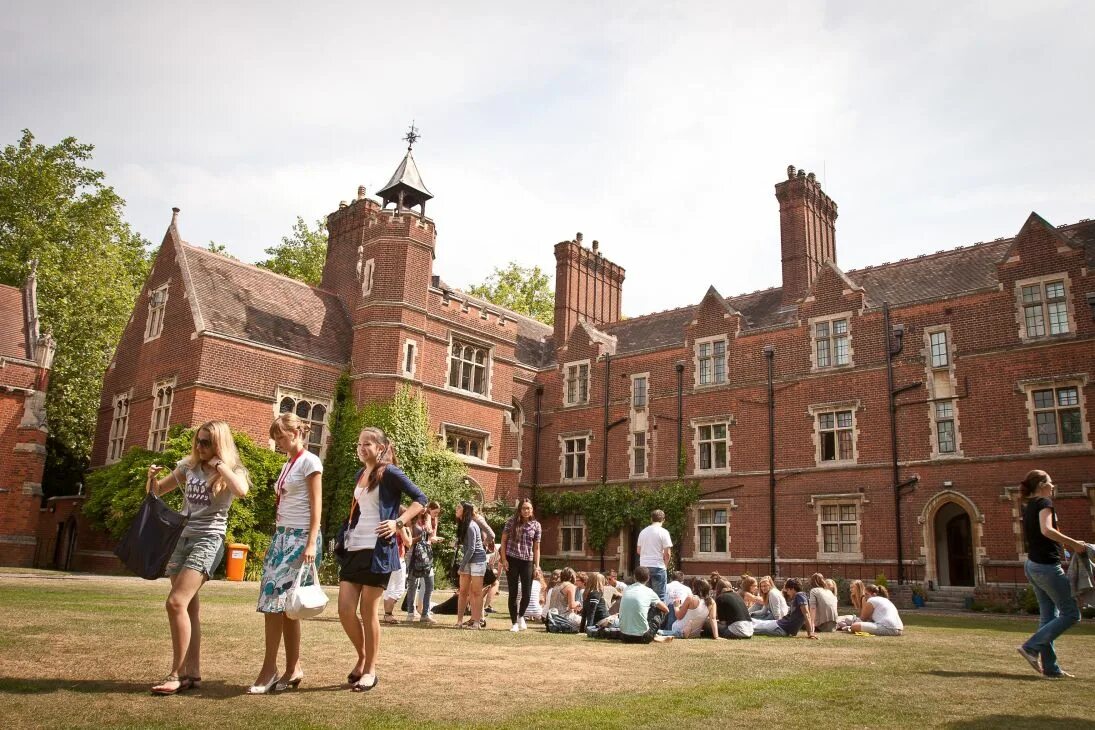 Summer school university. Школа Кембридж в Англии. Cambridge School лагерь. Общежитие университета Кембридж в Великобритании. Летний лагерь в Англии.