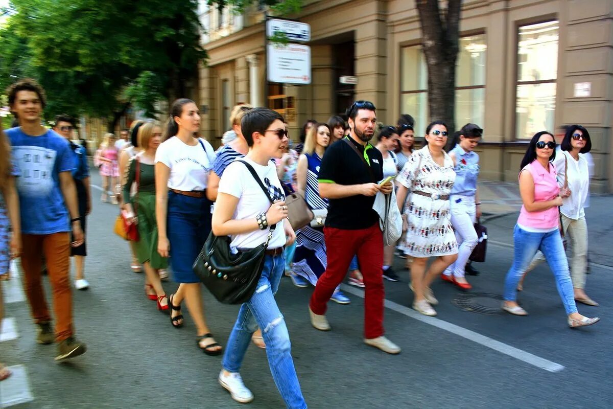 Краснодар люди. Люди на улицах Краснодара. Жители Краснодара. Краснодар прогулка.