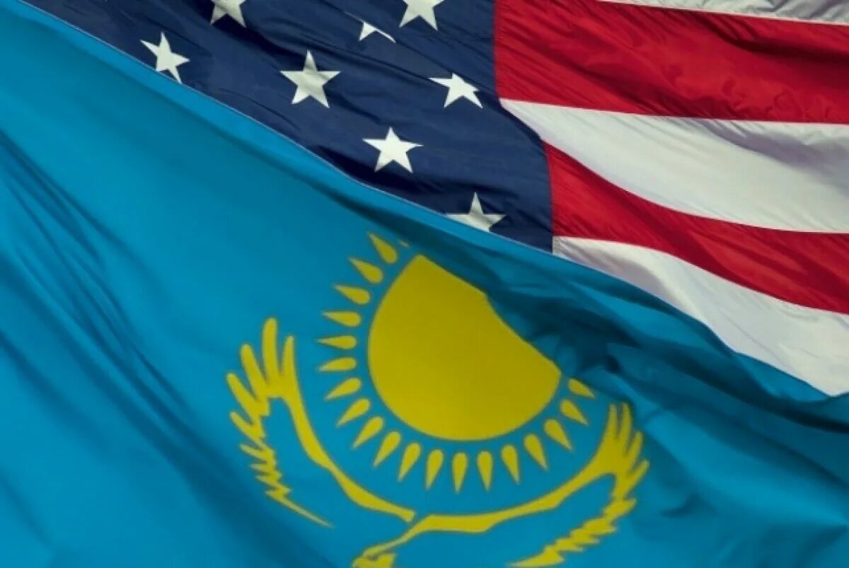 Флаг казахстана и сша. Казахстан великобритания. Флаг казахстана фон. Казахский английский. Казахстан на английском.