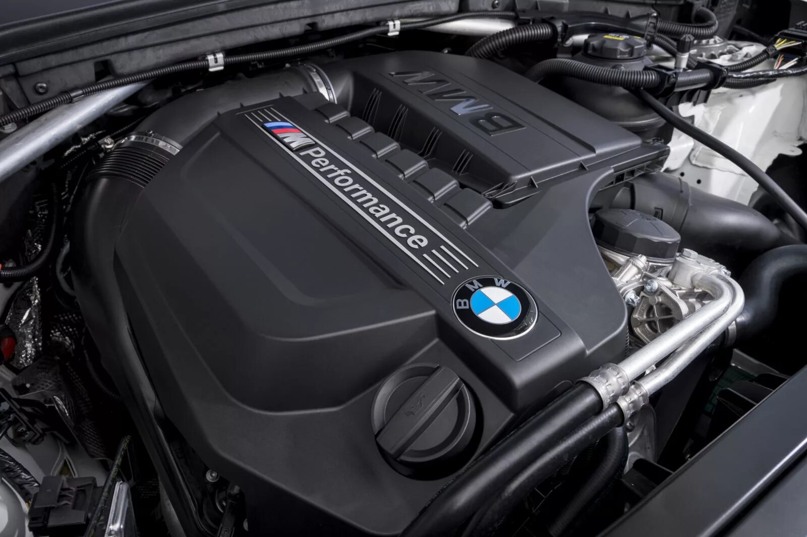 Новые двигатели бмв. BMW m4 двигатель. Мотор BMW x4. BMW x4 двигатель. Мотор BMW 4.4.