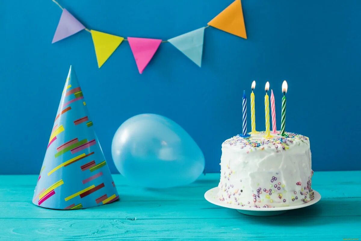 Праздничный торт. Торт со свечками. Шары на торте. Праздничный торт на день рождения.
