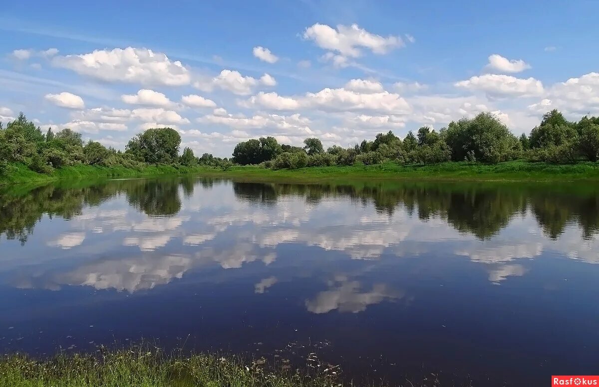 В реку смотрят облака. Река. В реку смотрятся облака. Речка фото. В реку смотрятся облака черно-белые.