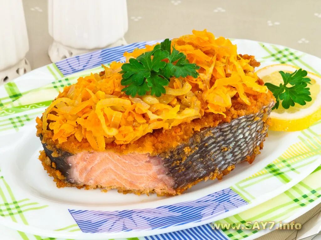 Горбуша с морковью и луком. Горбуша с морковью. Горбуша под луком и морковью. Горбуша с морковью и луком. Горбуша с морковью и луком в духовке.