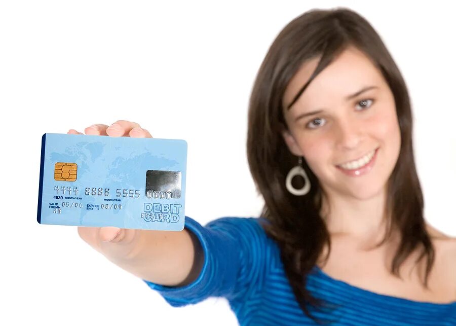 Девушка держит карту в руках. Кредитная карта. Девушка держит банковскую карту. Девушка с пластиковыми картами.