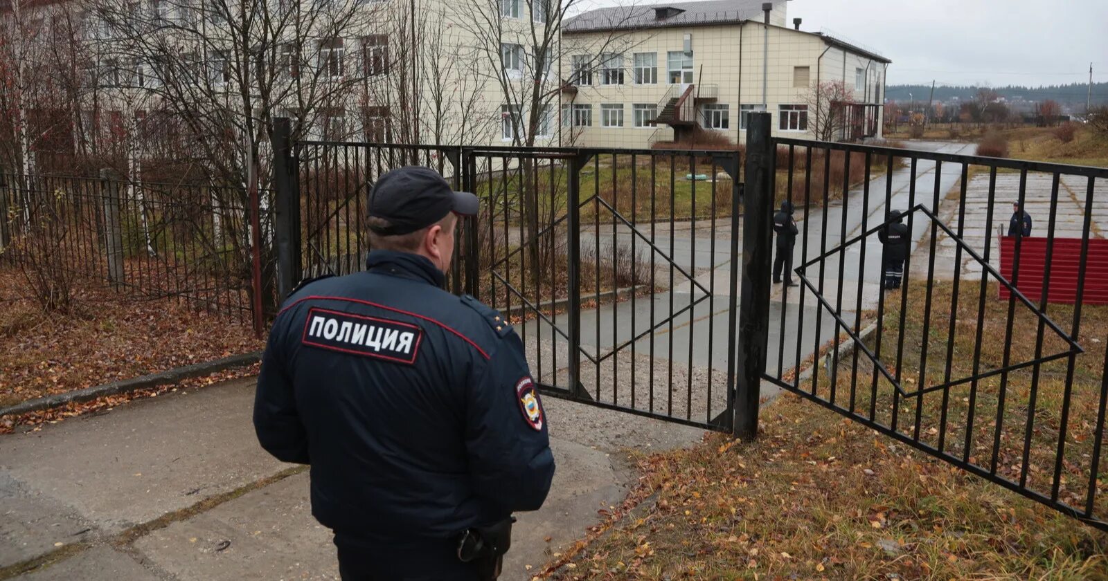 Школьник стреляет в школе. Стрелковые тиры в школе. Школьный стрелок пермь. Дети на стрельбище. Стрельба в перми ! шестиклассник устроил стрельбу в пермской школе !.