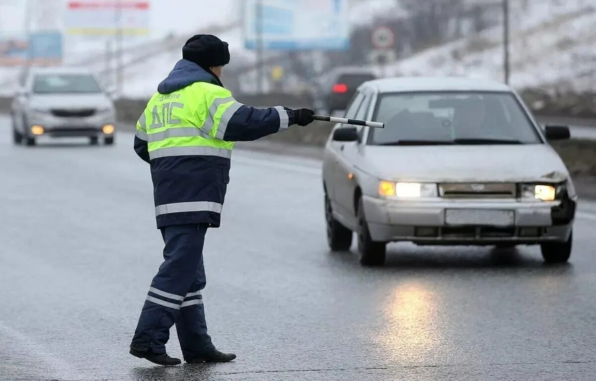 Инспектор ДПС. Гаишник останавливает машину. Наруение прравил дорожногтодвижения. ДПСНИК останавливает машину.