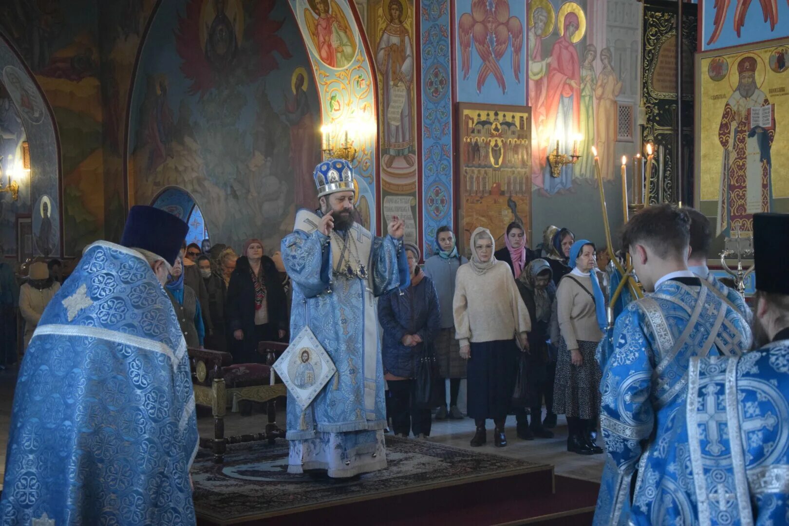 рождественская всенощная служба. никольский храм абакан. службы в храме в абакане. ночная служба на пасху. градо-абаканский храм равноапостольных константина и елены.