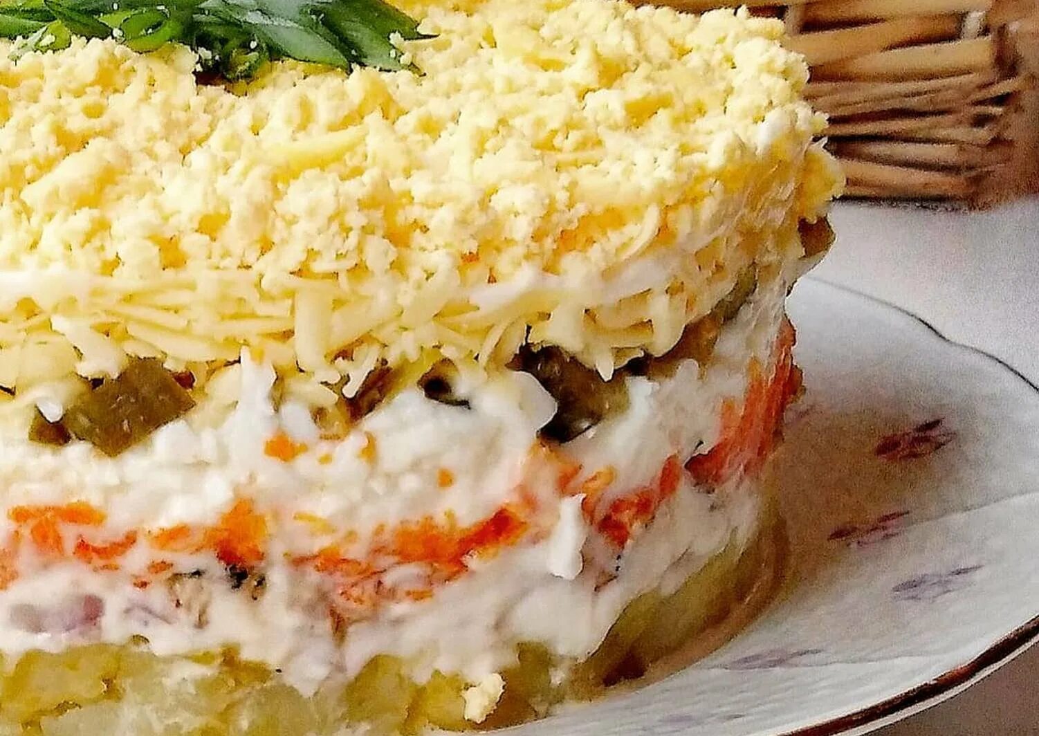 Слоеные салаты рецепт с фото пошагово. Мимоза с крабовыми палочками. Салат с корейской морковью и крабовыми палочками. Салат с красной рыбой слоями. Красивые салаты.