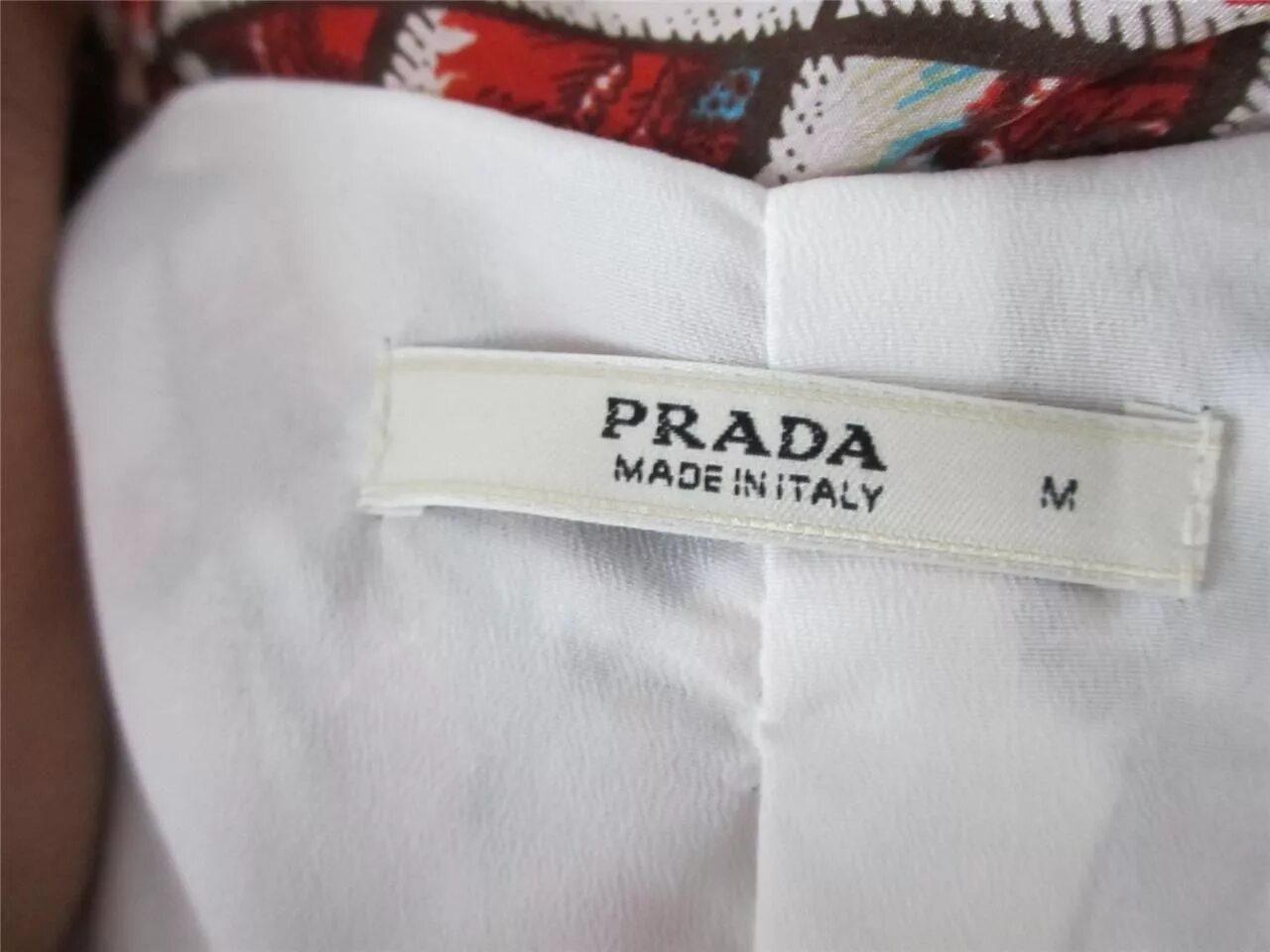 Бирки Прада. Prada одежда fake. Бирки Prada на одежде. Оригинальные бирки Prada. Оригинал лейбл