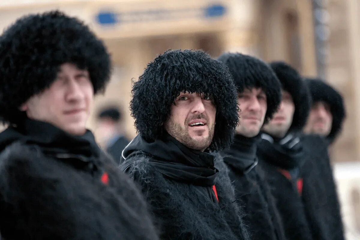 Чеченцы фото. Головной убор Вайнах. Шапка горца. Чечня народ.