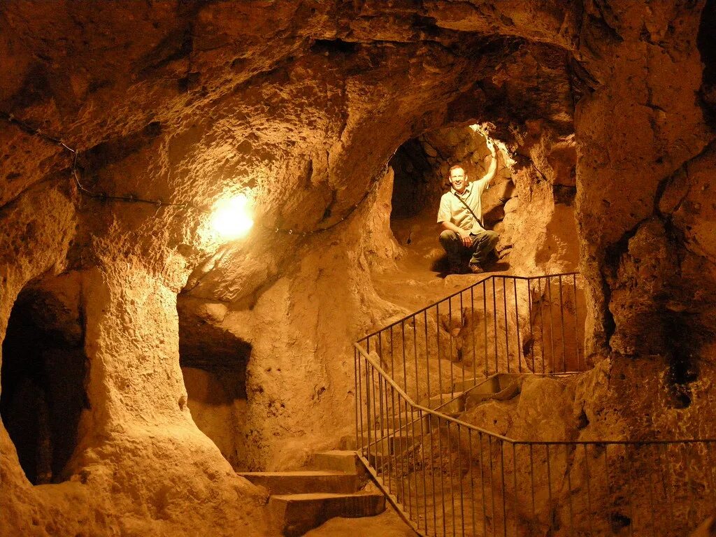 Ancient cave. Каппадокия подземный город Деринкую. Древний подземный город Деринкую. Деринкую (Каппадокия, Турция). Турецкий подземный город Деринкую.