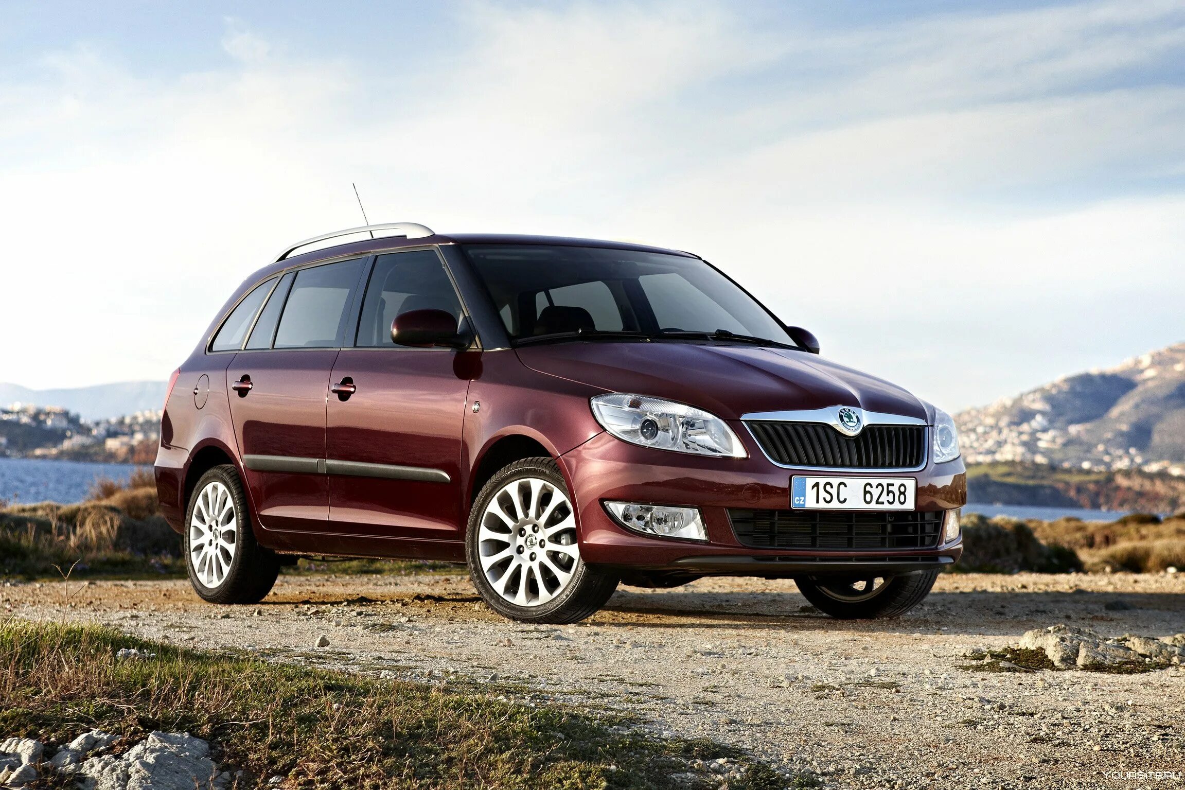 Шкода фабия рестайлинг. Skoda fabia combi 2010. шкода фабия 2 комби. школа фабия 2 универсал. skoda фабия комби 2010.