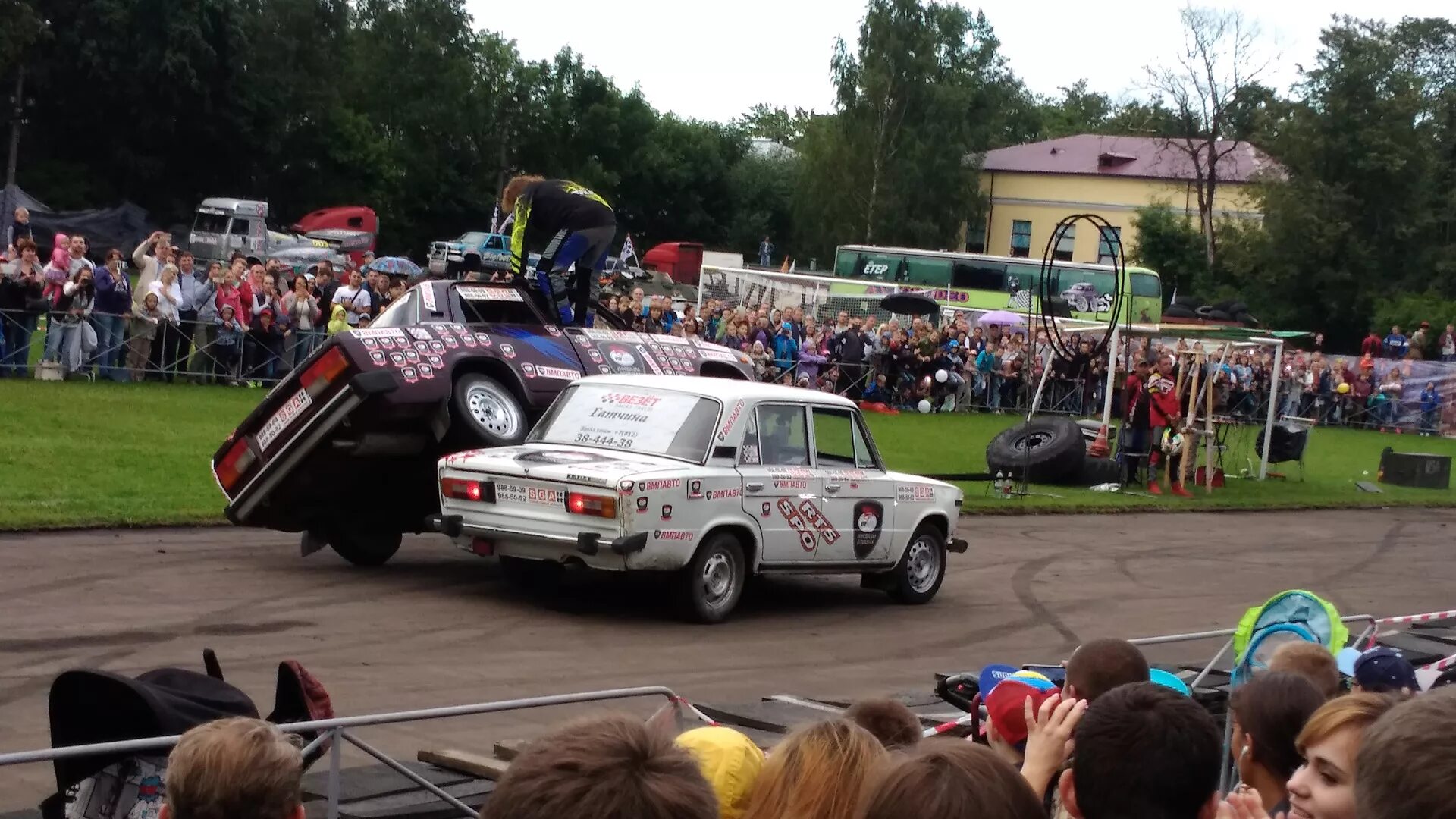 Алексей шацкий шоу каскадеров. Сэм селезнев шоу каскадеров. Российский театр каскадер шоу каскадеров барнаул. Шоу каскадеров машины. Мастер панин шоу каскадеров.