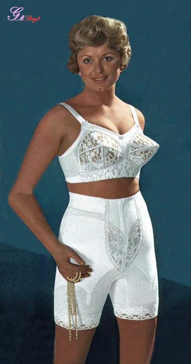 Девушки в панталончиках. Ретро белье для полных женщин. Дамы в белых панталонах. Панталоны и бюстгальтеры. Пожилые женщины в нижнем белье.